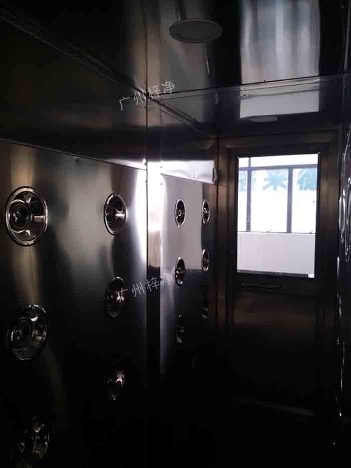 門禁刷卡風淋室內(nèi)結(jié)構(gòu)整個產(chǎn)品外形板材采用304不銹鋼板材沖壓成型,防銹、堅固耐用 門禁刷卡風淋室內(nèi)結(jié)構(gòu)整個產(chǎn)品外形板材采用304不銹鋼板材沖壓成型,防銹、堅固耐用