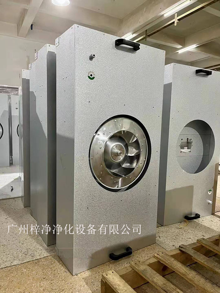 直流FFU適用于半導(dǎo)體、電子、平板顯示器和磁盤驅(qū)動(dòng)器的廠家及光學(xué)、生物工業(yè)及其它對(duì)空氣中污染有嚴(yán)格控制要求的地方。