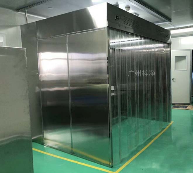 負壓稱量罩內空氣經初效過濾器、由離心風機壓入靜壓箱，在經高效過濾器后從氣流擴散送風單元出風面吹出，潔凈空氣以均勻的斷面風速流經工作區，從而形成高潔凈的工作環境。