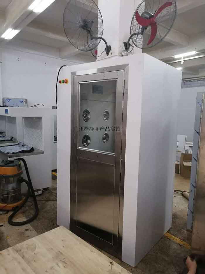 定期檢查風(fēng)淋室的各個部件,如門密封、風(fēng)速、風(fēng)量和控制系統(tǒng),確保其正常運行。 定期檢查風(fēng)淋室的各個部件,如門密封、風(fēng)速、風(fēng)量和控制系統(tǒng),確保其正常運行。