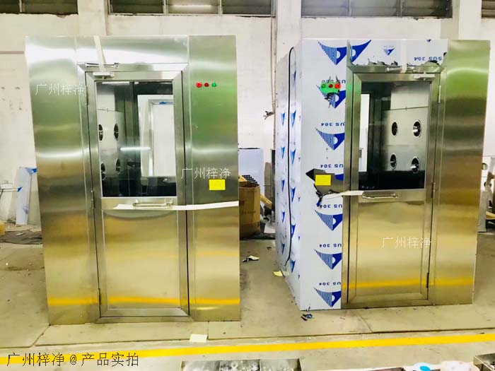 風(fēng)淋室安裝地面應(yīng)平整、堅(jiān)實(shí)，無(wú)油污、水漬等。