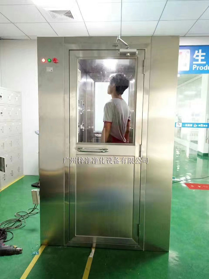 風淋室和貨淋室通常配備有集塵設備，如高效過濾器、吸塵器等。吹淋過程中脫落的灰塵和雜質會被這些設備收集。