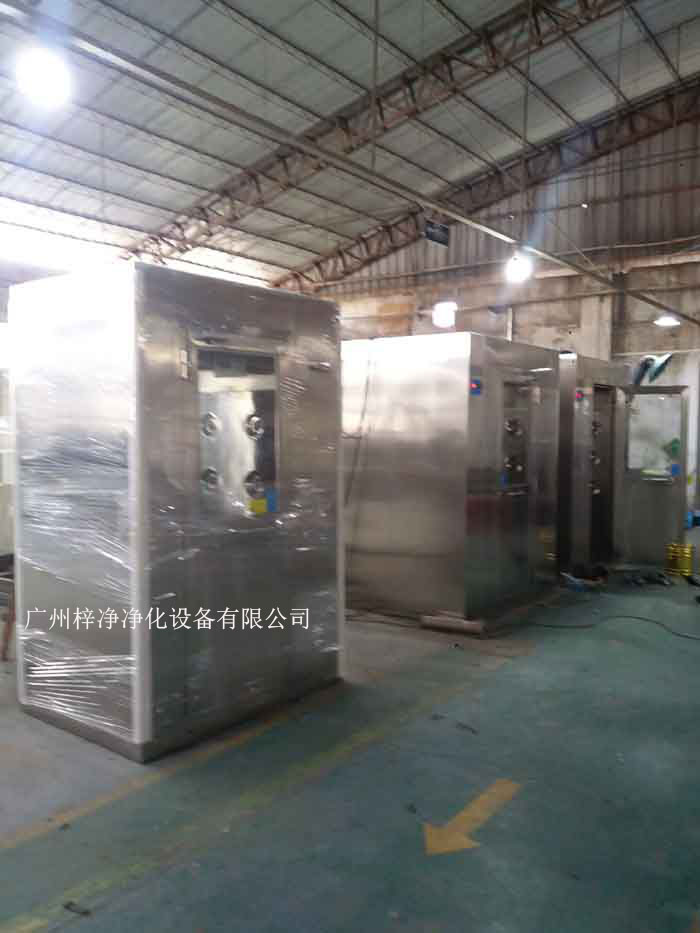 風淋室作為保障實驗室及生產環境潔凈室的關鍵設備 風淋室作為保障實驗室及生產環境潔凈室的關鍵設備