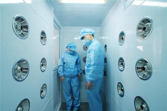 啟動風淋室按下啟動按鈕，風淋室開始工作，風機啟動，過濾器開始過濾空氣。