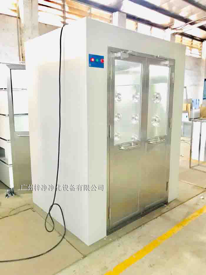 風淋室是潔凈室中的重要設備，風淋室主要用于去除進入潔凈室的人員或物料表面的塵埃和微生物，保證潔凈室內的空氣質量和環境穩定性。