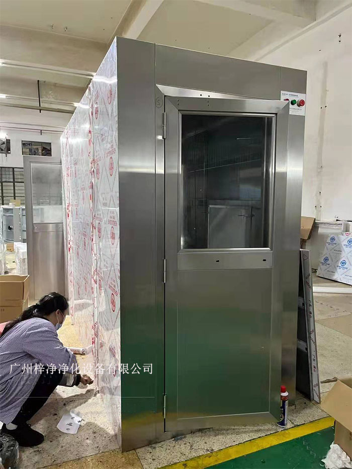 風淋室可能會遇到各種問題,影響風淋室正常運作和潔凈室的整體環(huán)境。 風淋室可能會遇到各種問題,影響風淋室正常運作和潔凈室的整體環(huán)境。