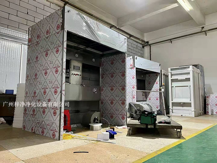 負(fù)壓稱稱量罩通過(guò)創(chuàng)造一個(gè)低氣壓的環(huán)境，防止生產(chǎn)過(guò)程中的粉塵、揮發(fā)物等有害物質(zhì)逸散到外界環(huán)境中，同時(shí)確保稱量結(jié)果的準(zhǔn)確性。