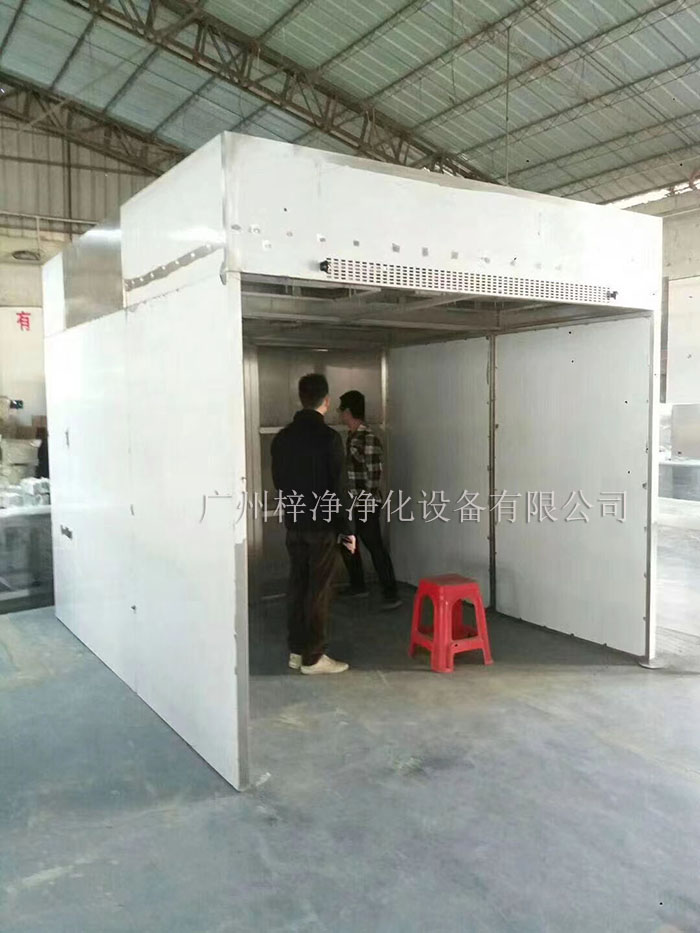 負(fù)壓稱稱量罩通過(guò)創(chuàng)造一個(gè)低氣壓的環(huán)境，防止生產(chǎn)過(guò)程中的粉塵、揮發(fā)物等有害物質(zhì)逸散到外界環(huán)境中，同時(shí)確保稱量結(jié)果的準(zhǔn)確性。