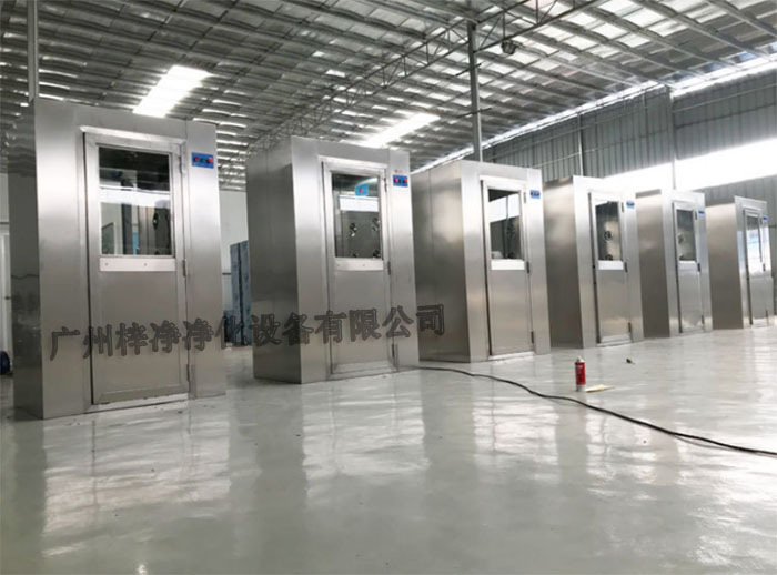 風淋室可以有效去除進入實驗室人員的衣物、頭發等表面攜帶的塵埃和微粒，降低實驗室內的污染風險。