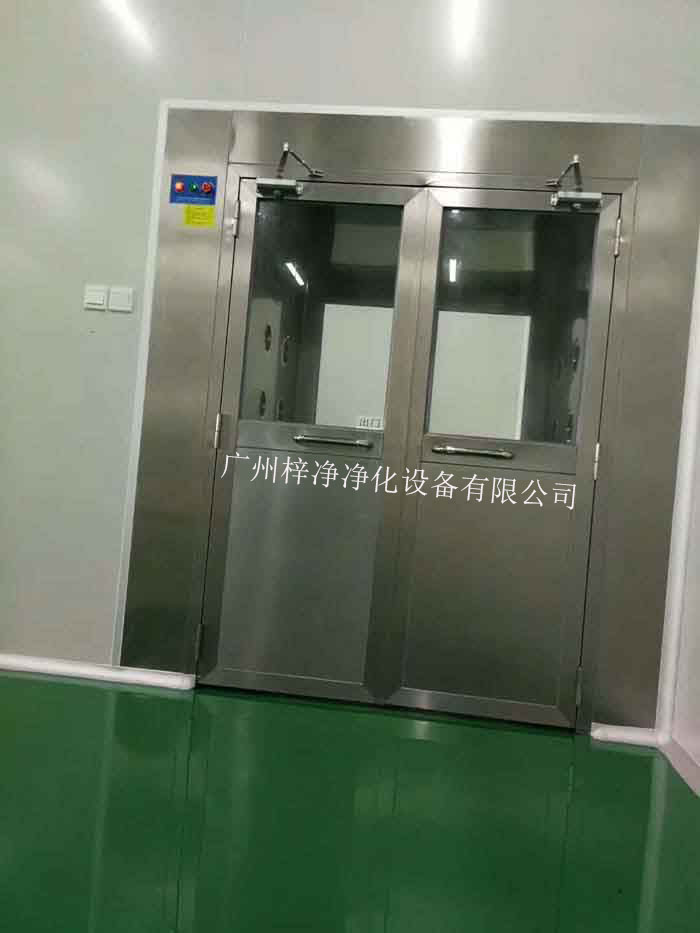 風淋室外觀檢查整體結構是保證風淋室正常運行和潔凈度的重要環(huán)節(jié)。 風淋室外觀檢查整體結構是保證風淋室正常運行和潔凈度的重要環(huán)節(jié)。