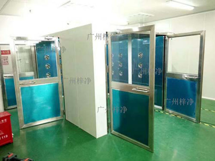 轉(zhuǎn)角風(fēng)淋室應(yīng)安裝在潔凈車間內(nèi)部人流物流頻繁且潔凈度要求較高的區(qū)域。通常位于轉(zhuǎn)角或門口等關(guān)鍵位置。 轉(zhuǎn)角風(fēng)淋室應(yīng)安裝在潔凈車間內(nèi)部人流物流頻繁且潔凈度要求較高的區(qū)域。通常位于轉(zhuǎn)角或門口等關(guān)鍵位置。