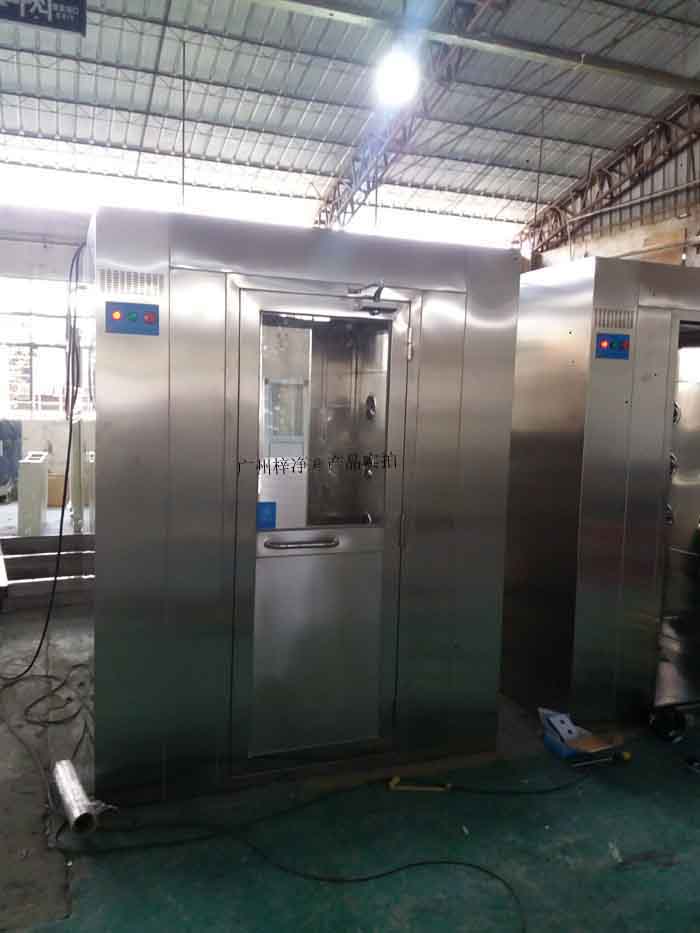 風(fēng)淋室在潔凈室半導(dǎo)體、藥品生產(chǎn)、食品加工等行業(yè)中扮演著至關(guān)重要, 風(fēng)淋室在潔凈室半導(dǎo)體、藥品生產(chǎn)、食品加工等行業(yè)中扮演著至關(guān)重要,