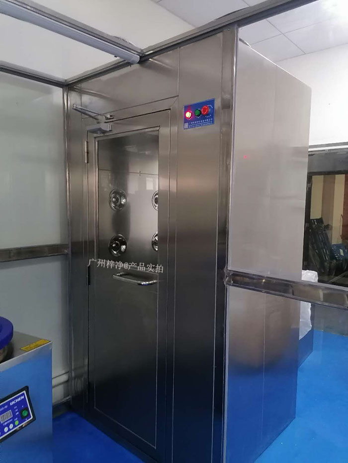 實驗室中的實驗往往對環(huán)境要求極高,風淋室的使用可以有效減少實驗過程中的污染,保證實驗結(jié)果的準確性 實驗室中的實驗往往對環(huán)境要求極高,風淋室的使用可以有效減少實驗過程中的污染,保證實驗結(jié)果的準確性