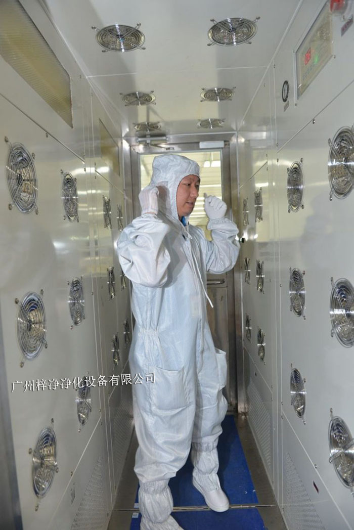 操作人員應嚴格按照風淋室的工作流程進行操作，不可隨意更改順序。