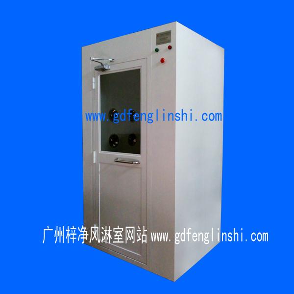 鋼板烤漆風淋室是指風淋室箱體及門采用A3冷軋鋼板多層酸洗不易生銹。
