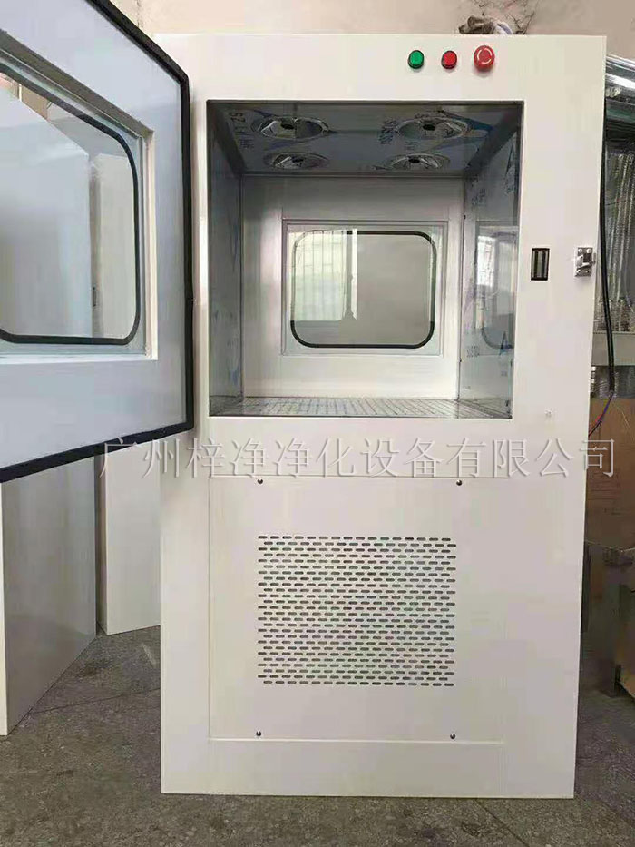 風(fēng)淋傳遞窗主要依靠強(qiáng)風(fēng)除塵的原理